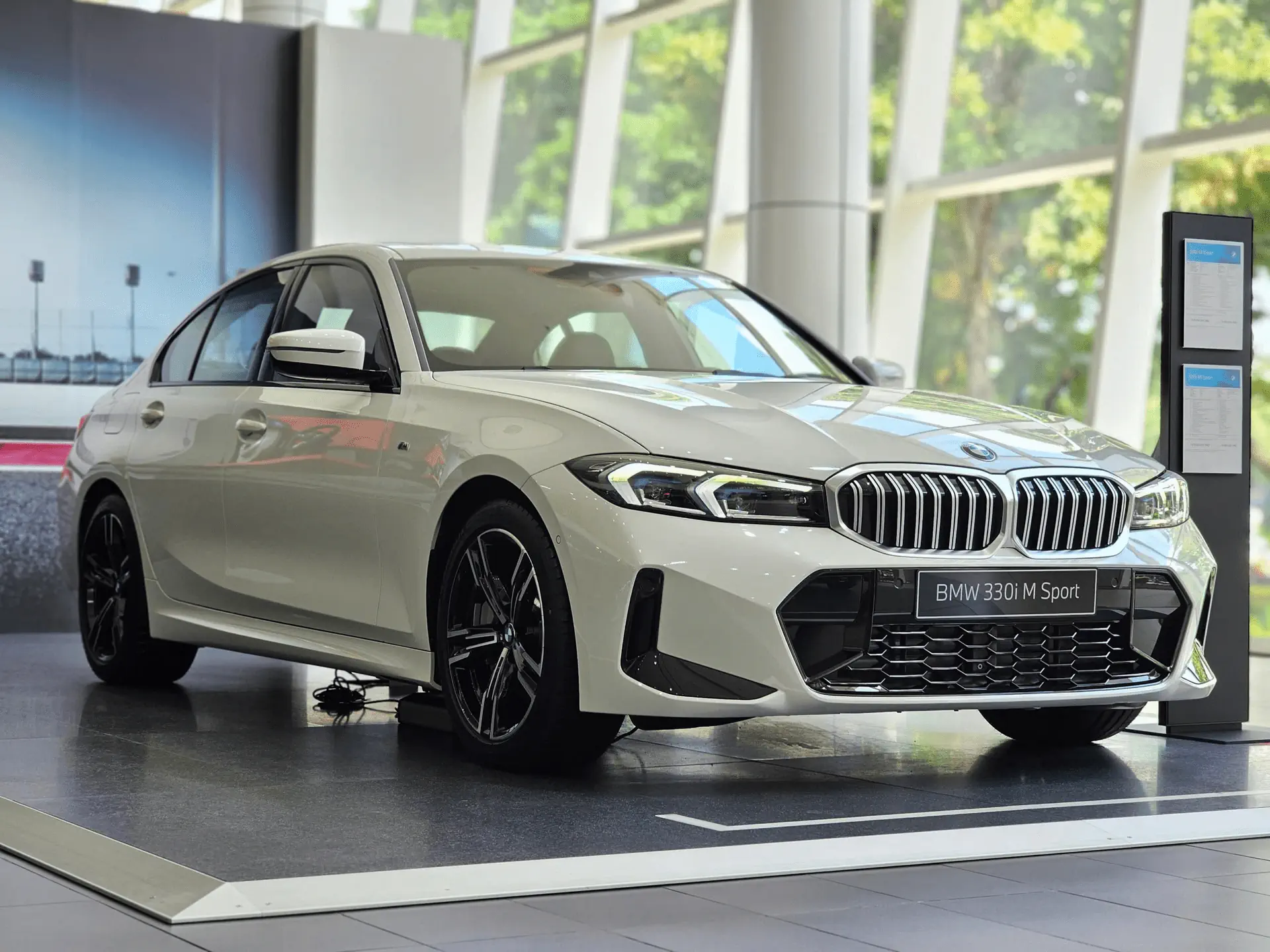 BMW 330i: Chiếc sedan thể thao xứng đáng mua nhất phân khúc