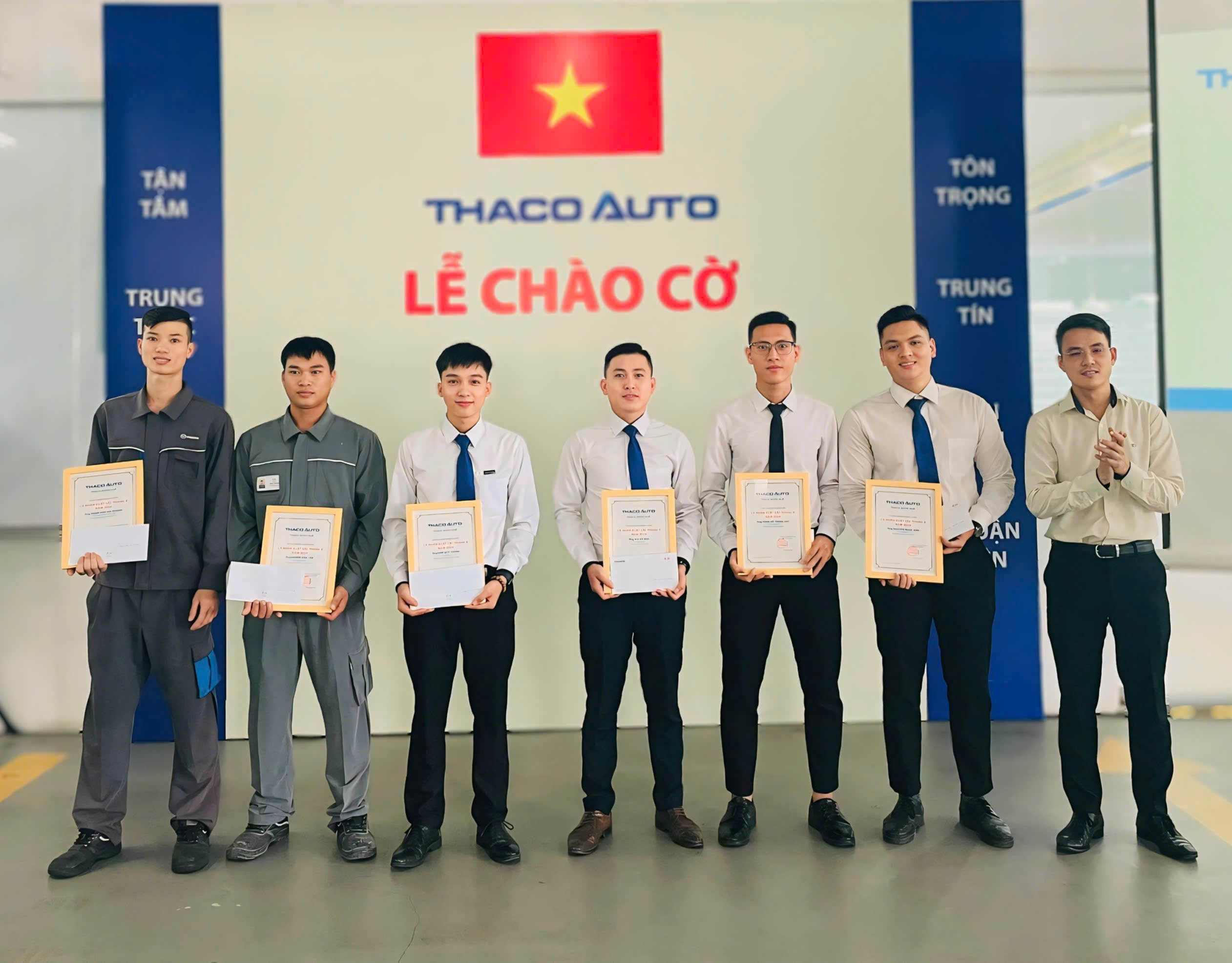 Lễ chào cờ tháng 9: THACO AUTO Huế đẩy mạnh phục vụ khách hàng sau nghị định giảm 50% lệ phí trước bạ