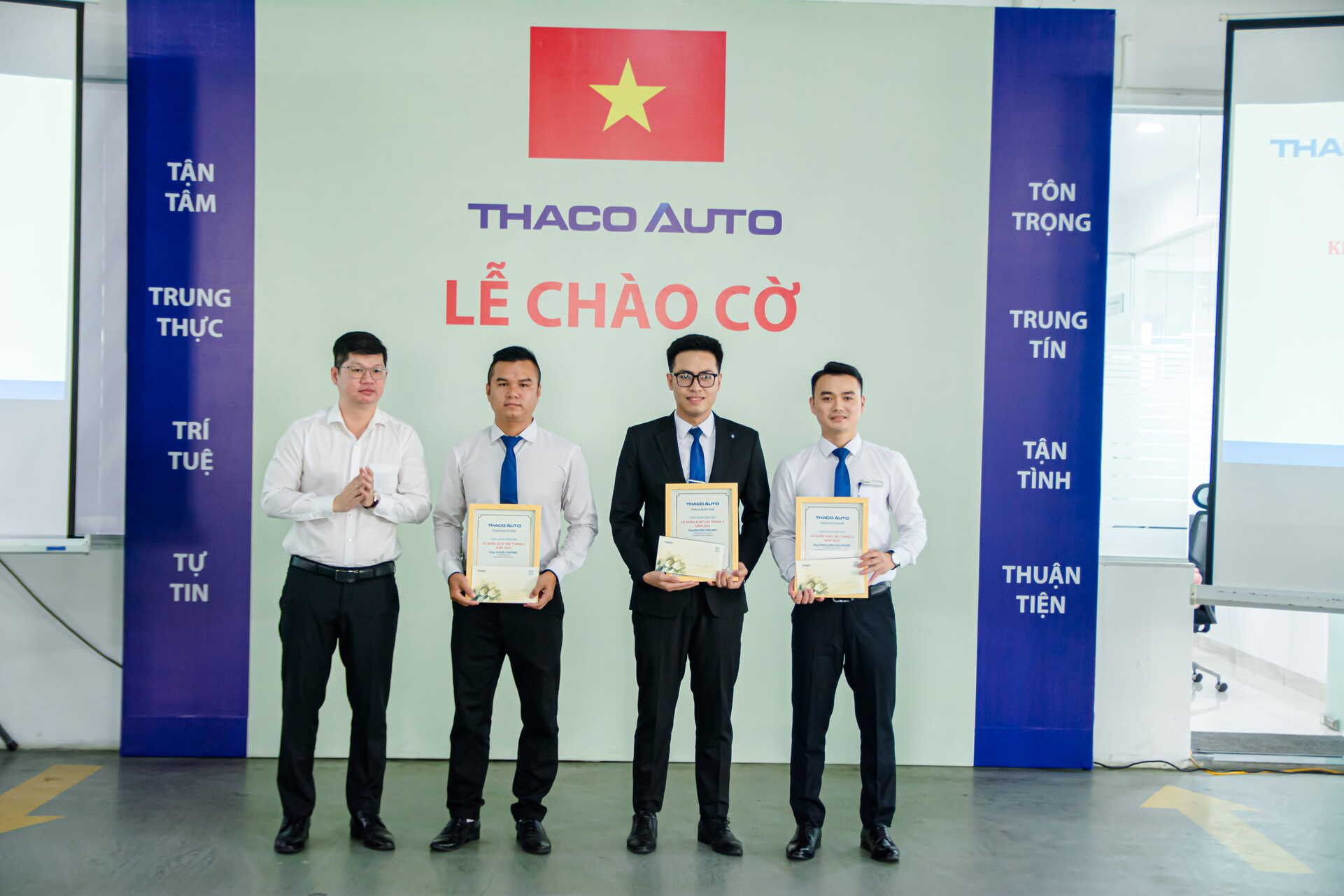 THACO AUTO HUẾ PHÁT HUY NÉT ĐẸP VĂN HOÁ “LỄ CHÀO CỜ ĐẦU THÁNG"